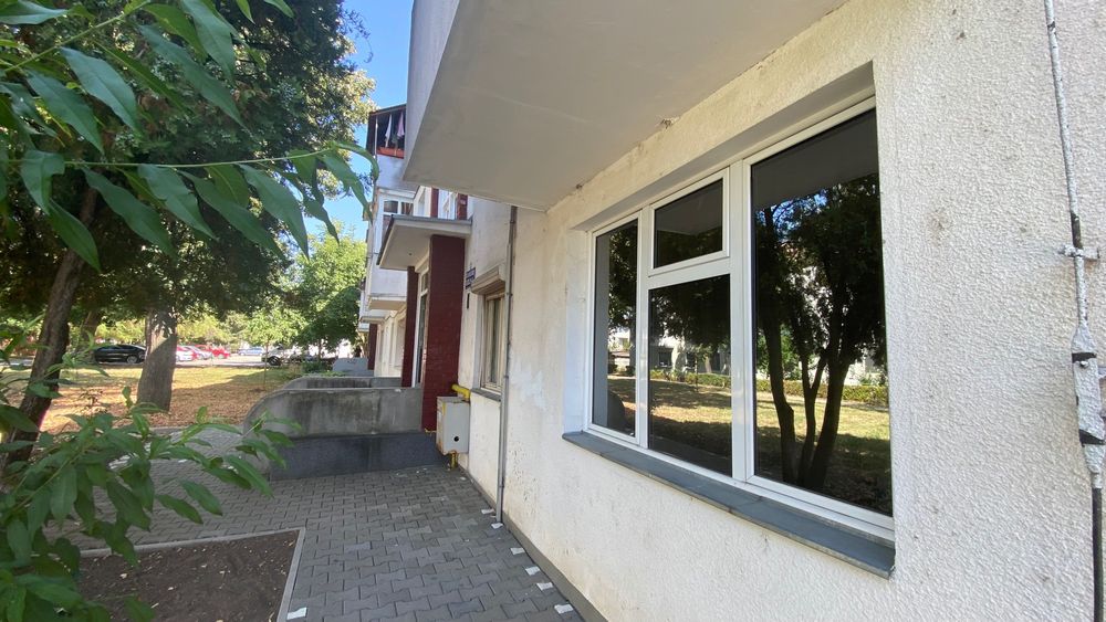 Vânzare apartament cu două camere, bloc de cărămidă, parter în bloc de 2 etaje, teren concesionat în față, adaptat pentru investiție sau locuință