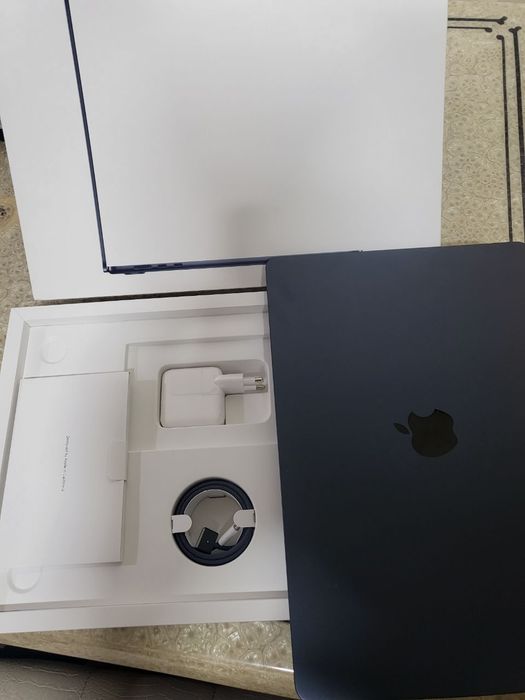 Macbook Air M3 15dyum (2024)  16GB/512GB midnight blue yangi sotilladi