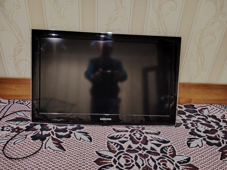 Телевизор Самсунг, диагональ 81, НЕ смарт