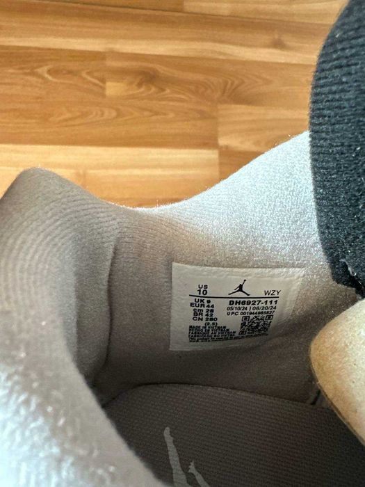 Sneakers Jordan4 cu eticheta (nu Nike, Gucci, Adidas, Balenciaga)