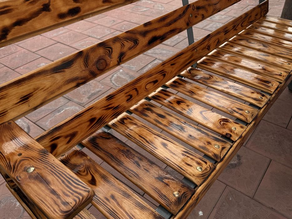 Деревянные лавочки, колодца