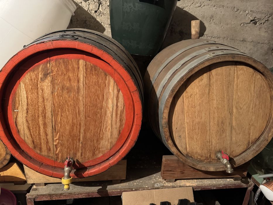 Vand 2 bucati butoaie din stejar de 200 litri pentru depozitare vin