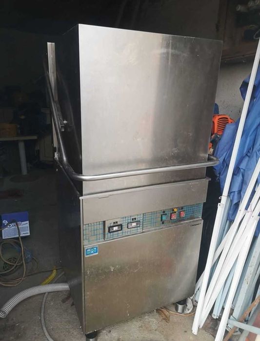 Куполна професионална съдомиялна univerbar compact