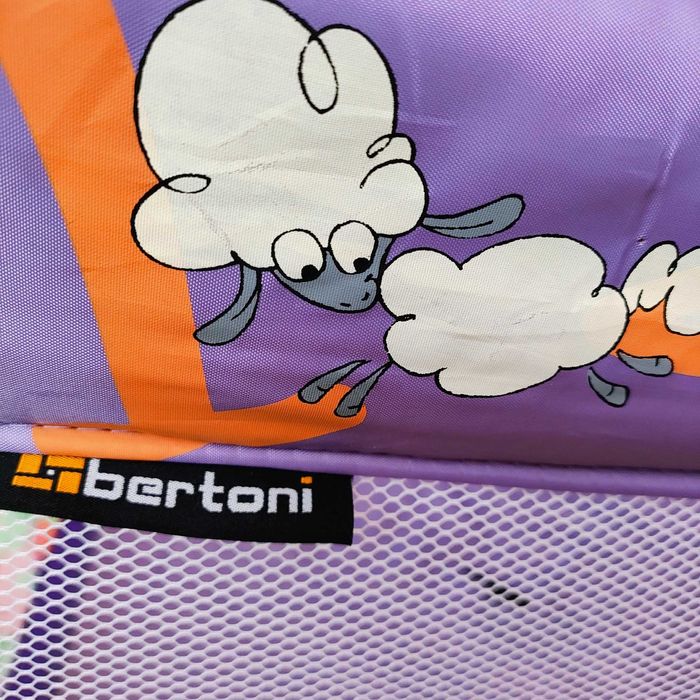 Детска кошарка за игра+ постелка- като нови