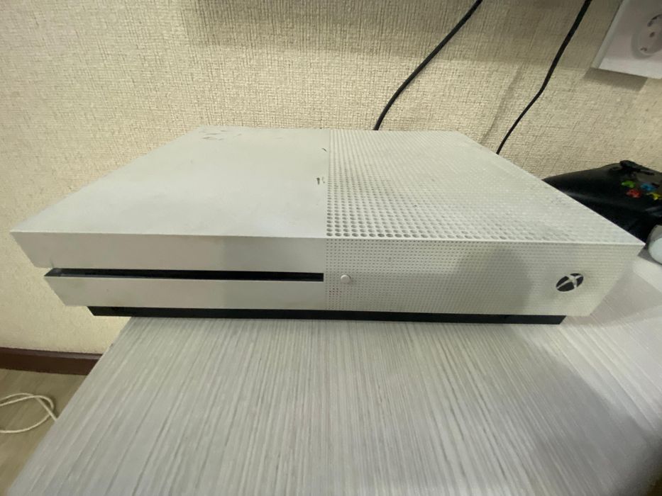 продаю xbox one s 1т
