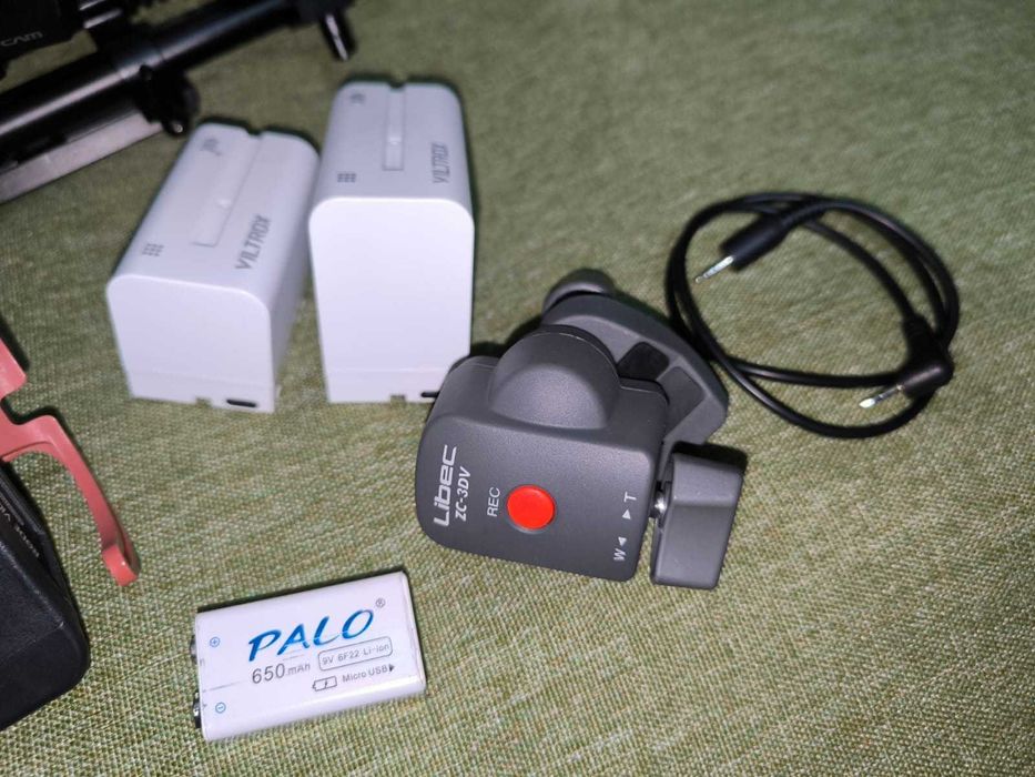 продам видеокамеру sony AX 700