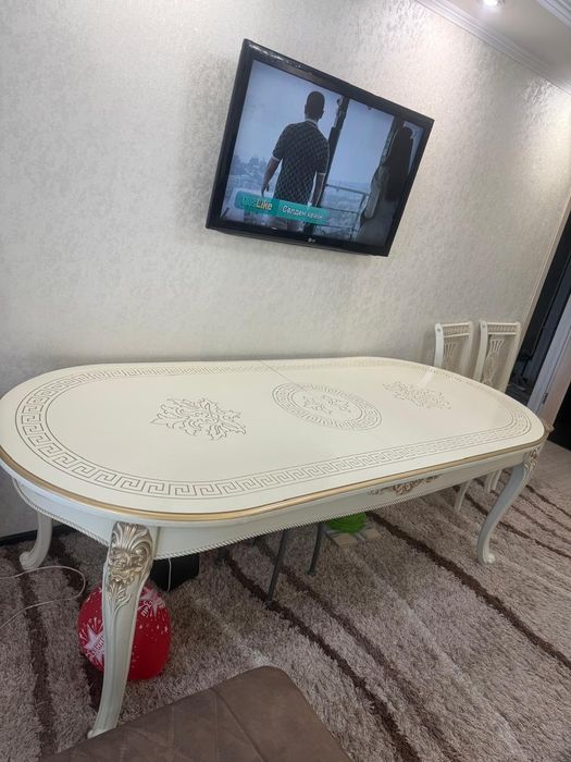 Стол со стульями для гостиной