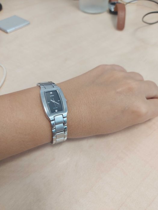 Дамски часовник Casio - метална верижка