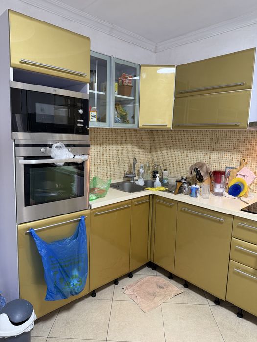 Продается Кухонный гарнитур из акрила.