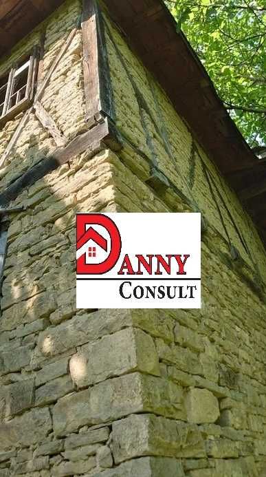 Стара къща с двор в с. Врабците