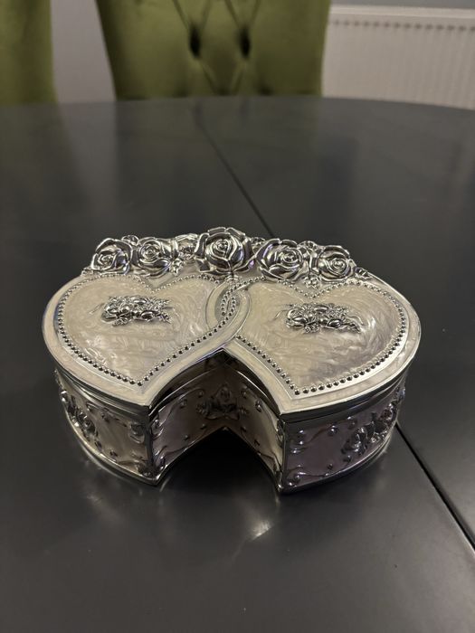 Caseta argintata bijuterii doua inimi