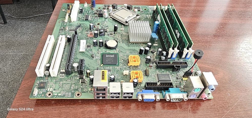 Placă de bază Fujitsu D2584-A12 GS3+Core2Duo E7200 2,53 MHz+4 GB DDR2