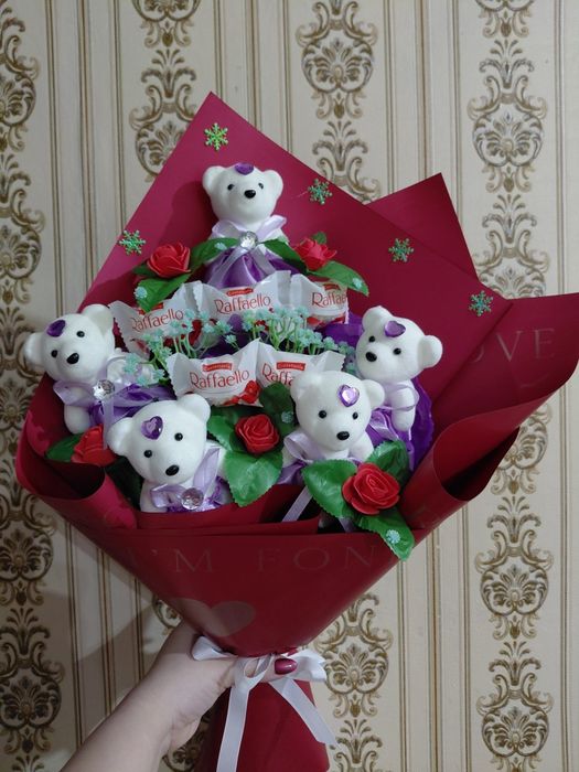 Новые букеты из мишек и рафаелло