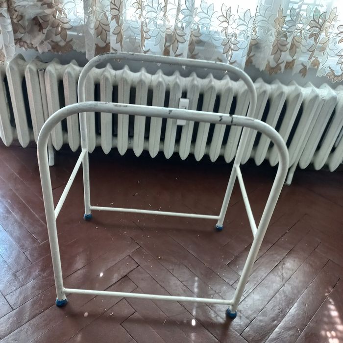 Метална стойка.  За телевизор,  цветя и други.
