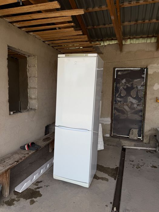 Холодильник Indesit (работает идеально)