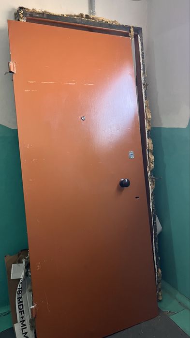 Продам металлическую дверь