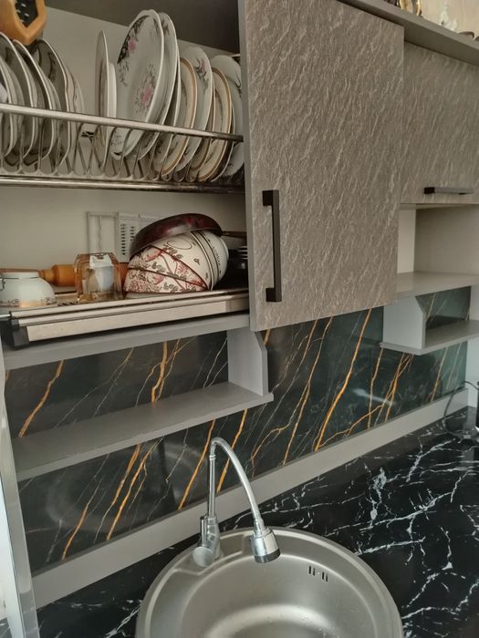 Продаётся куханный шкаф почти новый в связи с переездом