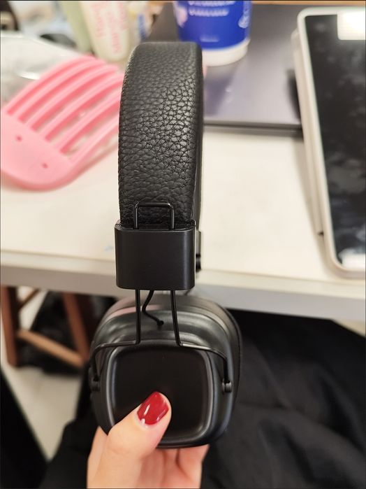 Наушники        .