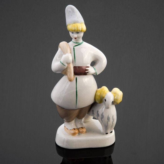 Антикварные коллекционные статуэтки