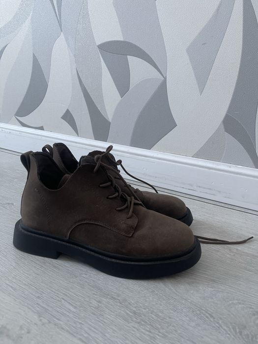 Продам женские ботинки