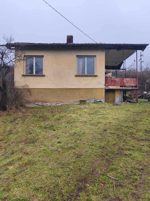 Продава къща в с.Цацаровци