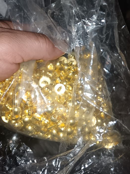 Nasturi aurii din plastic