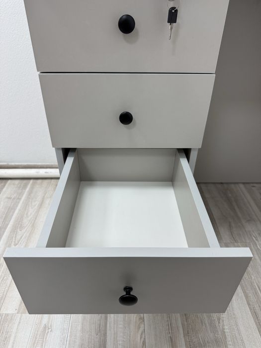 Рабочий стол с ключами для полки