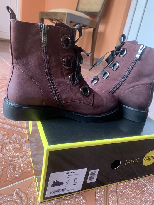 Ghete de piele culoarea visiniu noi