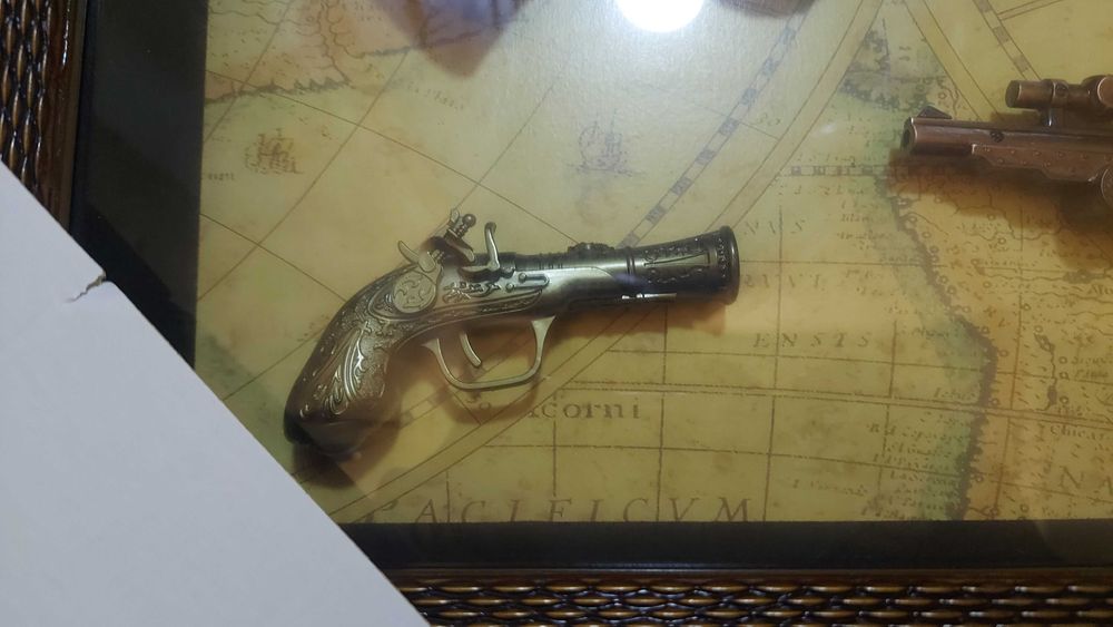 Panoplie tablou arme 3 pistoale si harta
