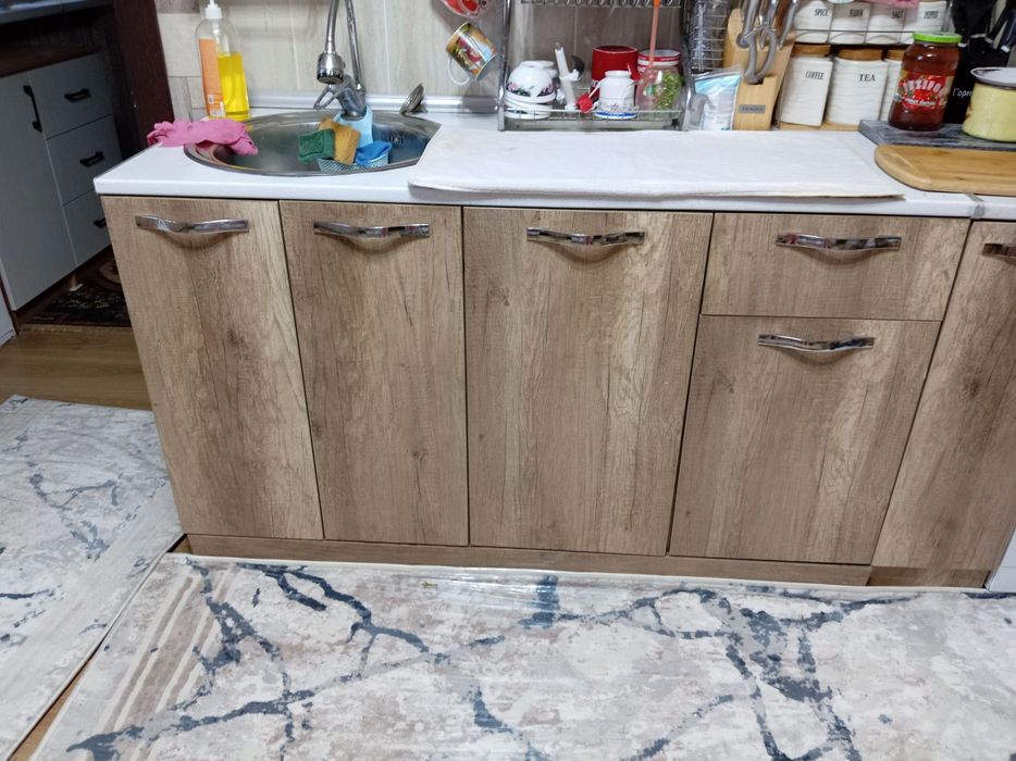 Продаю кухонный набор шкафы,газовая плита,раковина