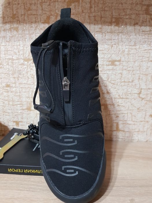 Продам кроссовки Nike совершенно новые