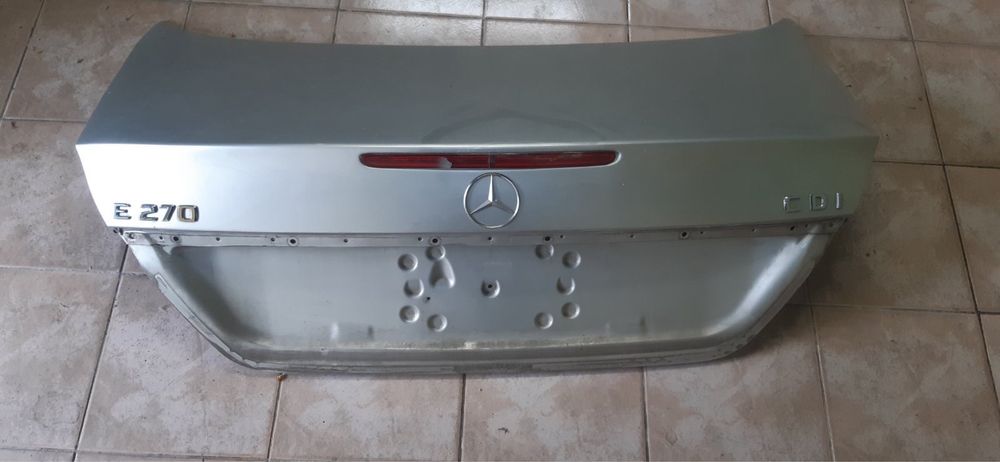 Продавам заден капак за мерцедес w211 седан