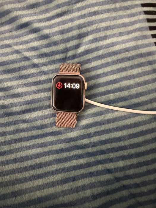 Apple Watch SE GPS, 40mm Gold Aluminium Case часовник apple watch