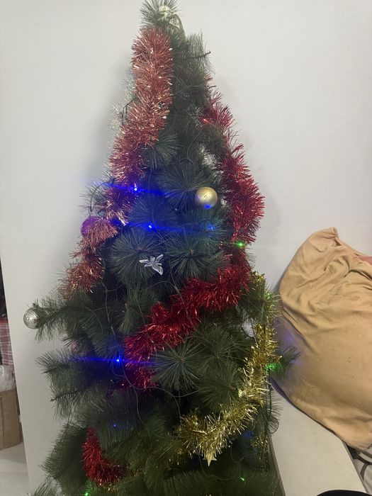 Елка с игрушками и гирляндами