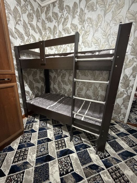 Кровать двухярусная длина-2 метра,ширина-80 см