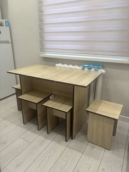 Продается стол с табуретками