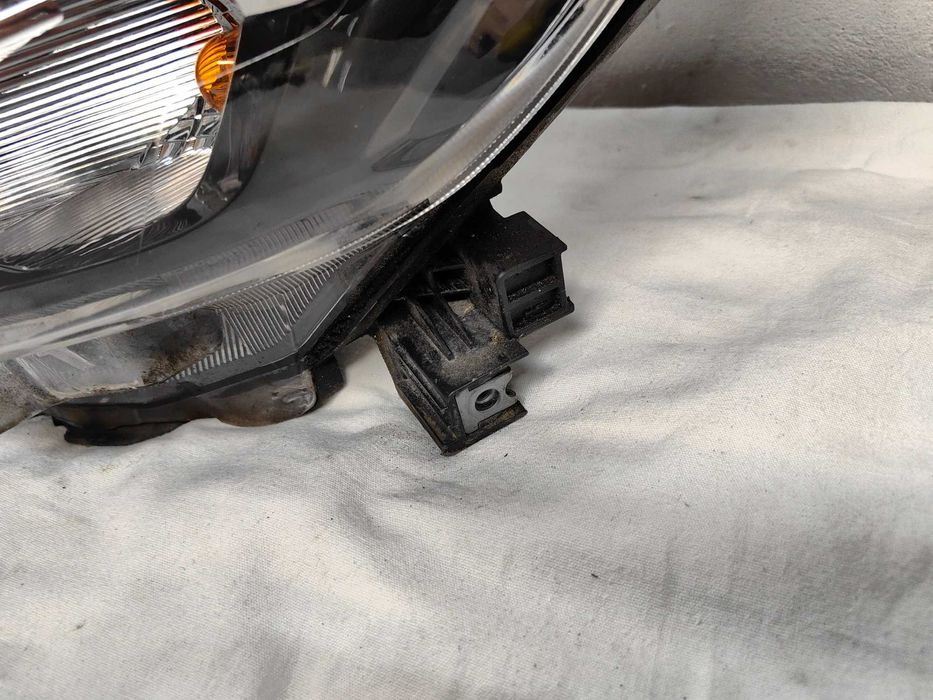 Оригинални  фарове Ляв Десен  Тойота  Toyota Hilux 2018