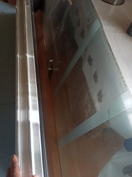 Продает двери разного вида,  разного размера