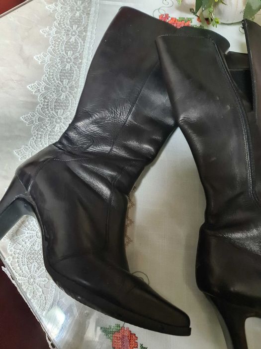 Vând cizme negre, dama, din piele,  nr 37 , imblanite, toc 8 cm