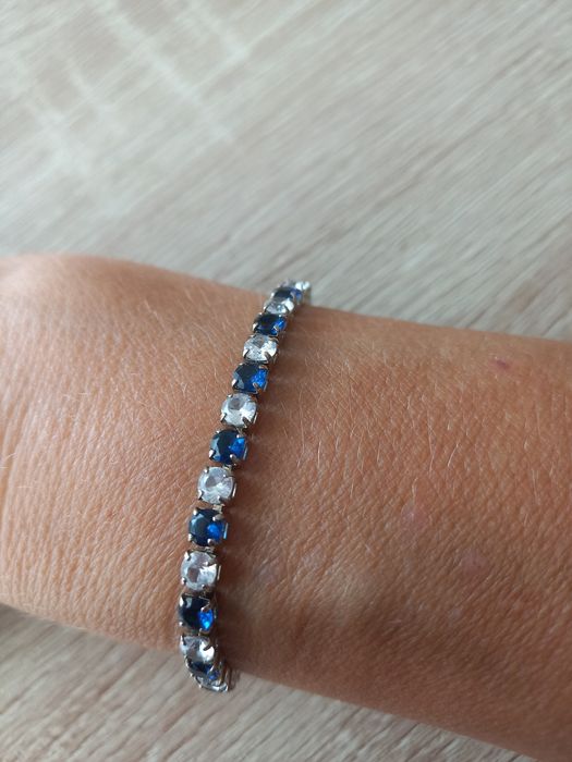 Комплекти обеци с гривна за 10 евро.