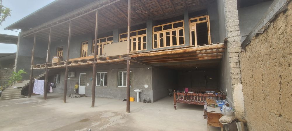 12 sotixli uy sotiladi