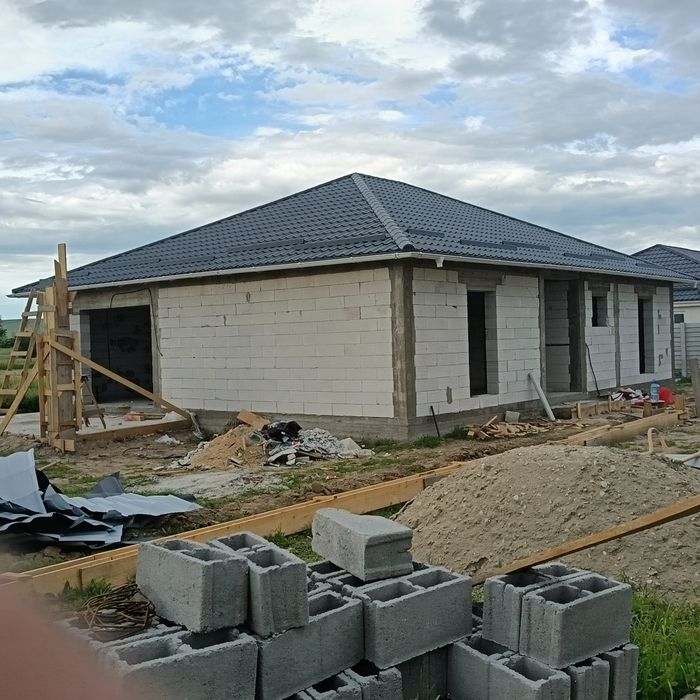 Construcții la rosu/finisaje