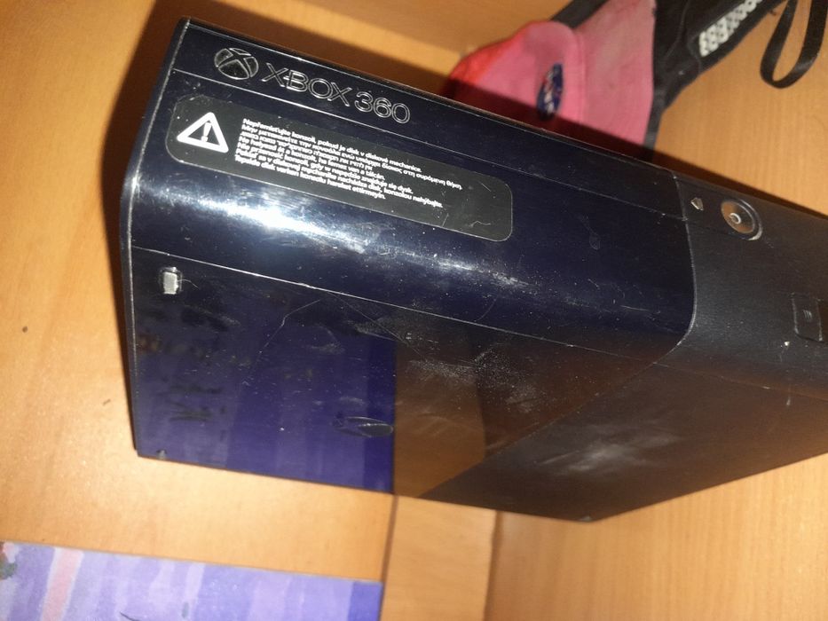 Продам Xbox 360 E в рабочем состоянии.
