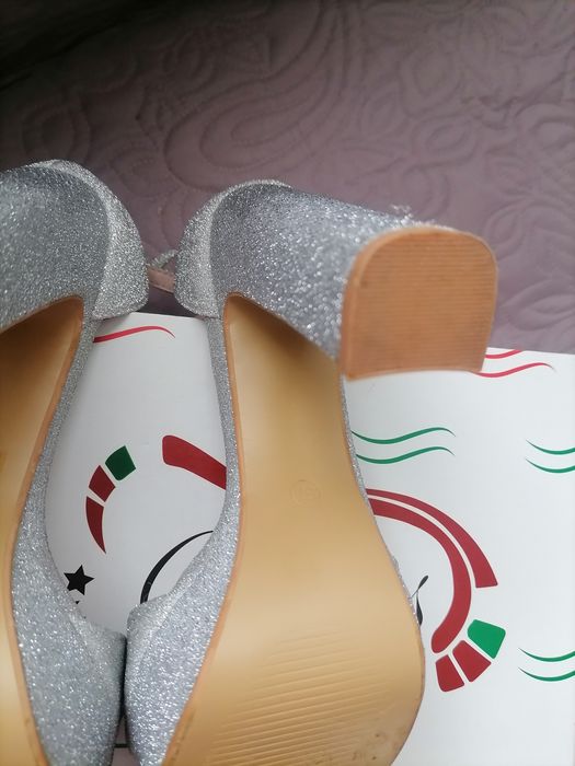 Дамски сандали на дебел ток