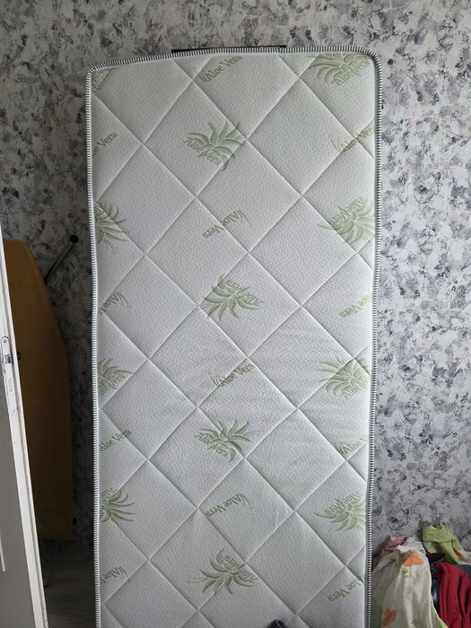 Малко използван еднолицев матрак