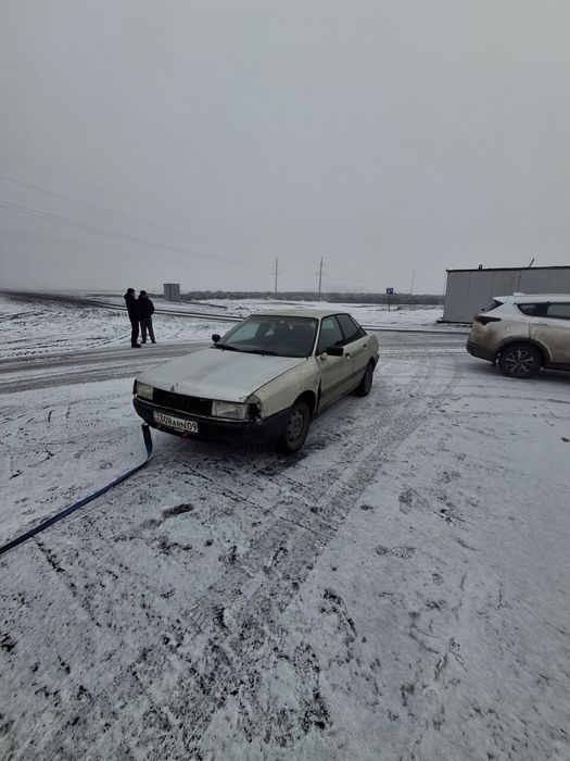 Автомобиль ауди 80