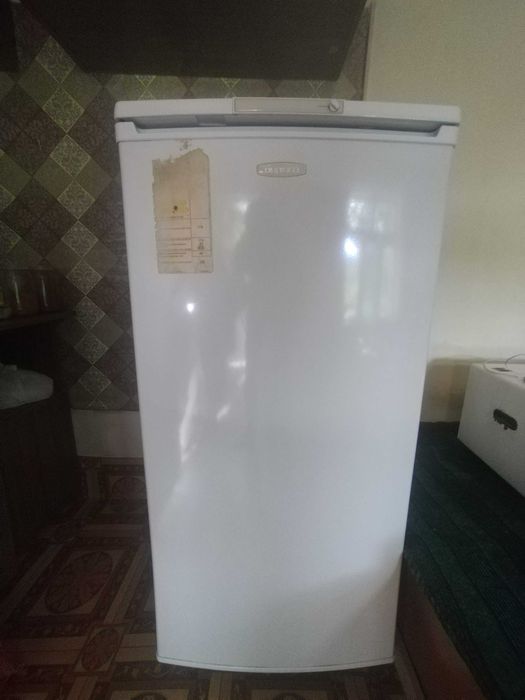 Muzlatgich sotiladi.