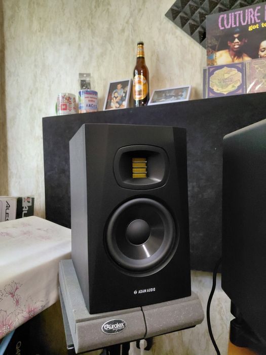 Студийни монитори Adam Audio T5V