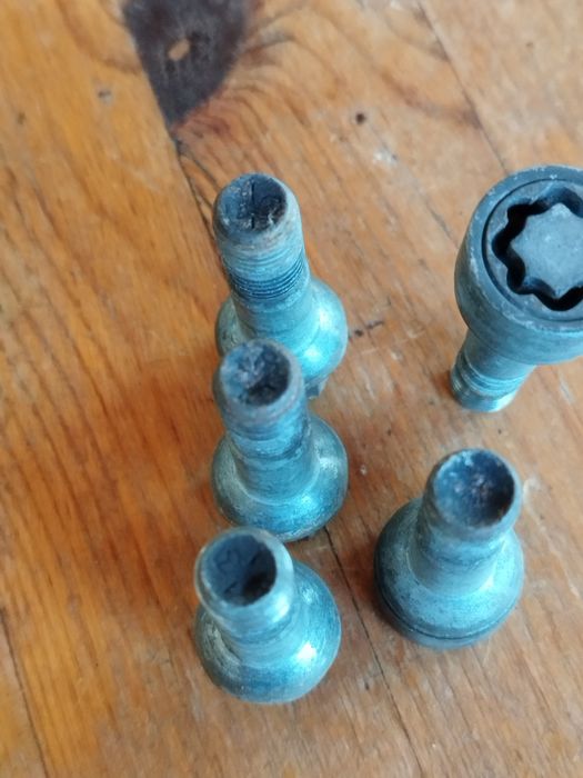 Дълги и къси болтове за Мерцедес оригинални