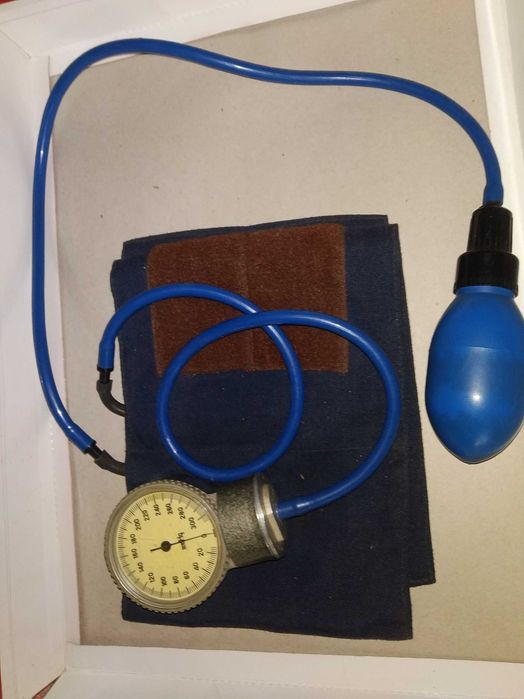 Тонометр и фонендоскоп продаются